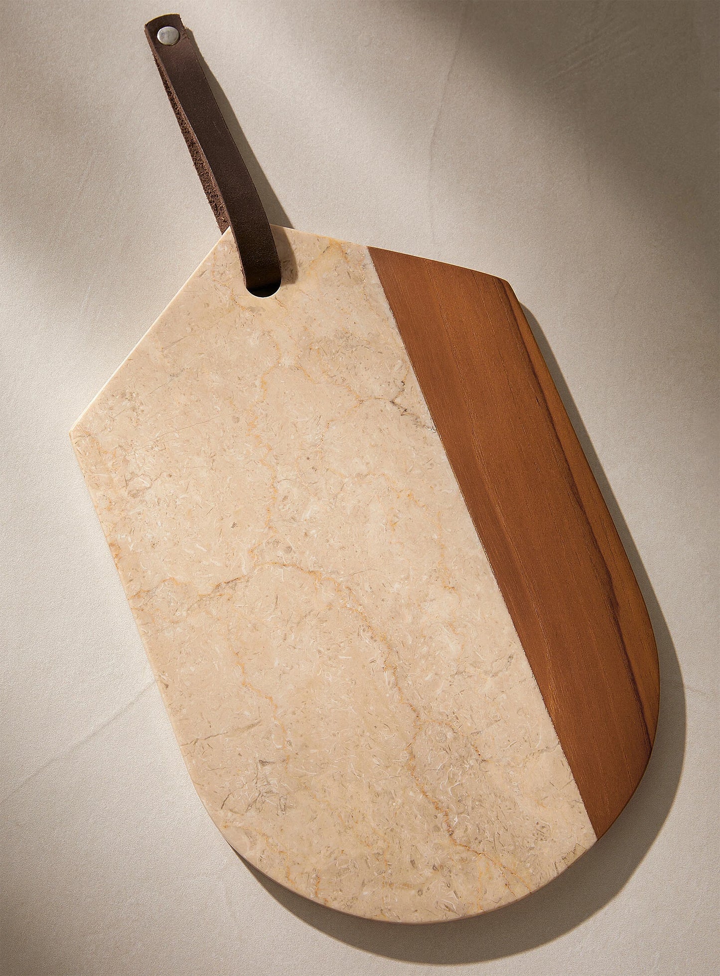 Rounded cutting board in white marble and teak wood