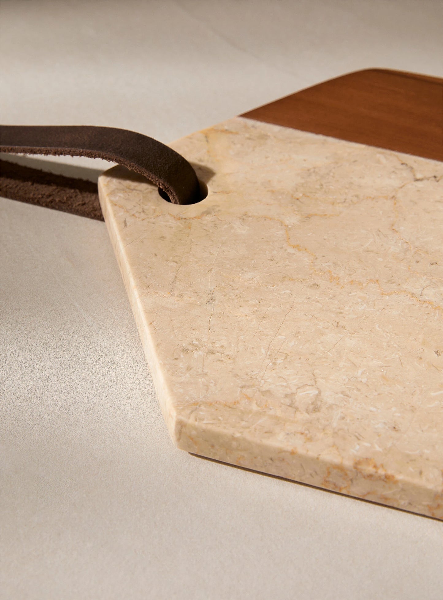 Rounded cutting board in white marble and teak wood