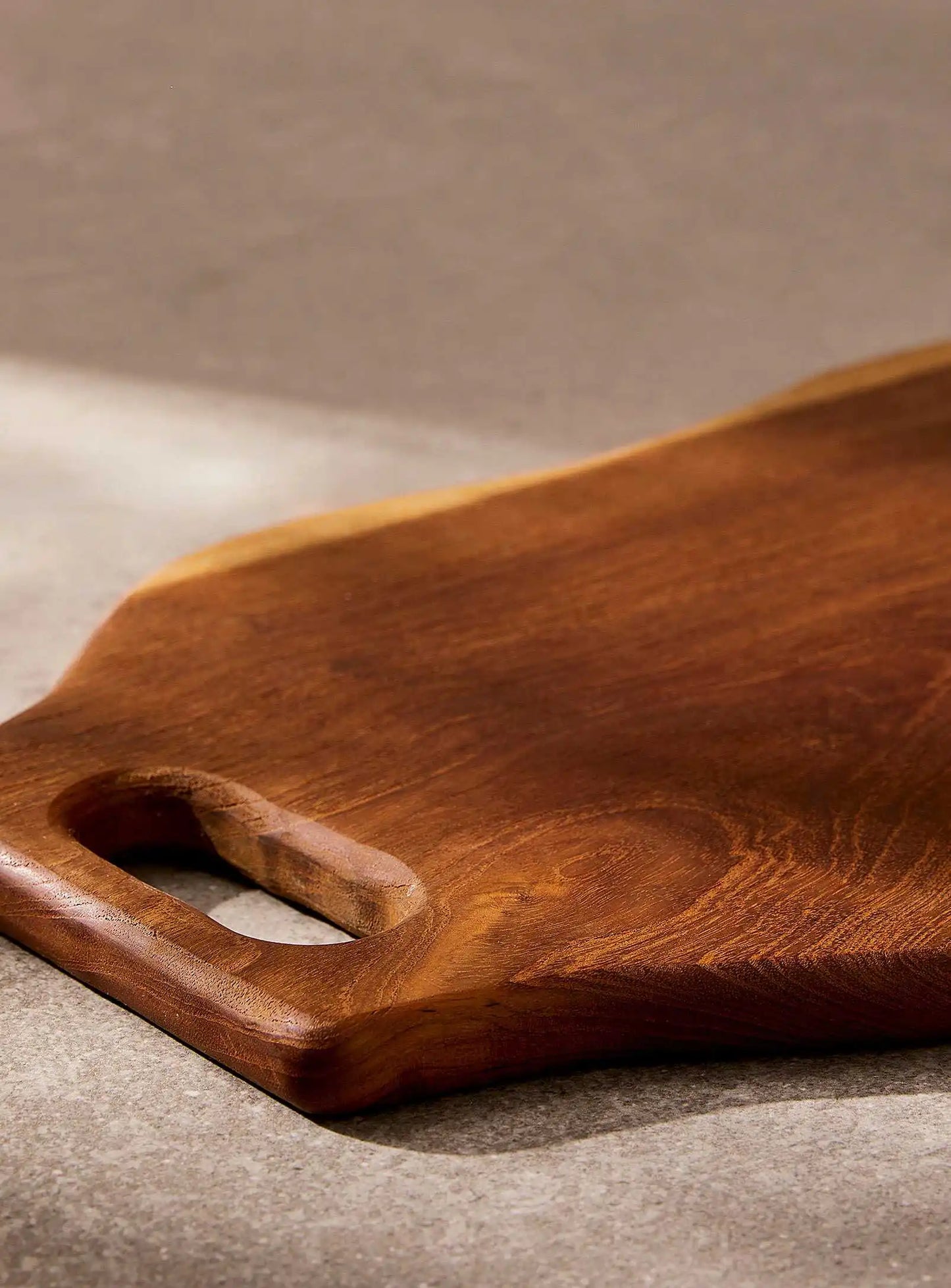 Teak wood cutting board with handle