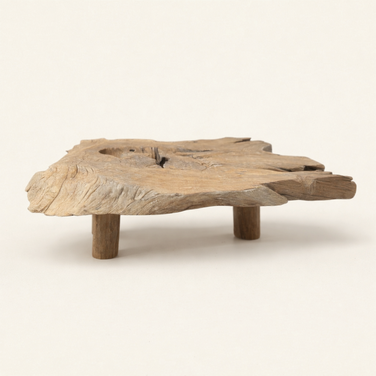 Table basse érosion KALPA en teak ancien.