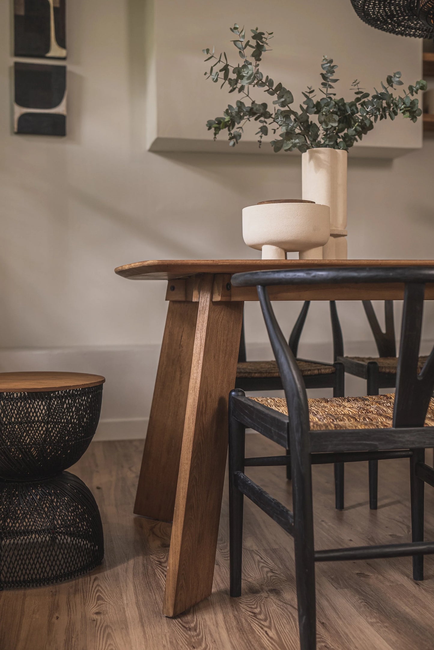 Gros plan sur les pattes de la table de cuisine en bois massif de teck recyclé de modèle Grace de la collection CRUSOË X dBodhi