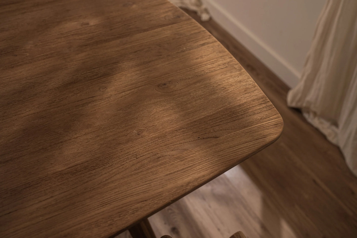 Vue détaillée du dessus du plateau et du grain du bois de la table de cuisine en bois massif de teck recyclé Kupu Kupu Ellipse de la collection CRUSOË X dBodhi