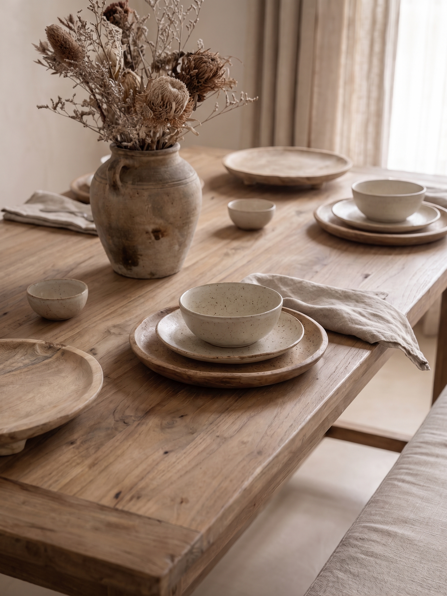 Assiette en teck ancien avec 4 pattes