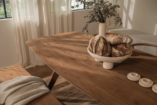 Vue du dessus et détaillée du plateau de table de cuisine en bois massif du modèle Kupu-kupu Ellipse de la collection CRUSOË X dBodhi 